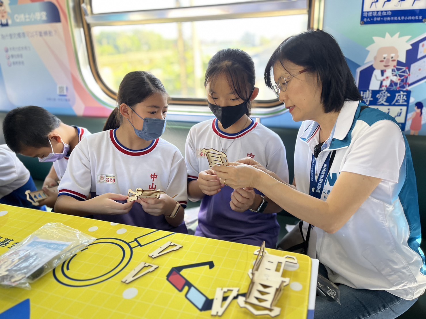 88BIFA永續基金會執行長古秀華及同仁親自擔任科普列車志工，帶領師生們動手做科學，傳遞能源科普知識，讓科學教育向下紮根