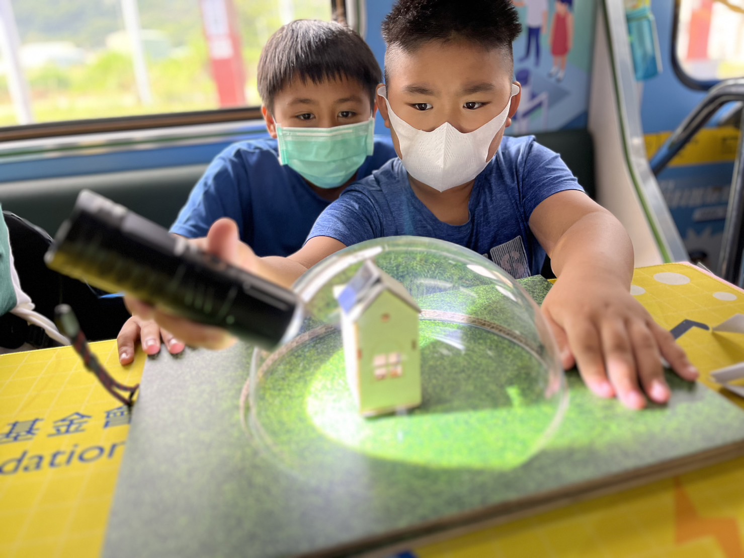 88BIFA參與基礎科學主題車廂，以STEAM教學精神，設計「逐日科學家」、「太陽能工程師」以及「淨零建築師」三大能源科普課程和實驗