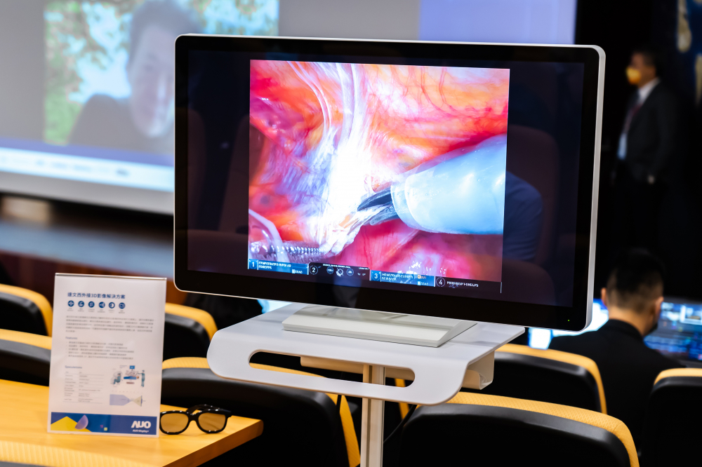 達擎於「國際大腸直腸外科論壇」中，成功導入達文西外接3D影像解決方案。透過達擎即時影像處理技術轉換為成1080p的高解析度畫質，將3D擬真畫面即時呈現於32吋4K 3D醫療顯示器