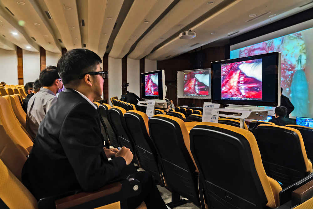 達擎之「達文西外接3D影像解決方案」，將達文西手術機器手臂的3D影像即時連線轉播，在會議室觀摩的醫師們只要戴上偏光眼鏡，就能與執刀醫師看到同步的3D立體影像，如臨操作台現場，縮短達文西手術的學習曲線