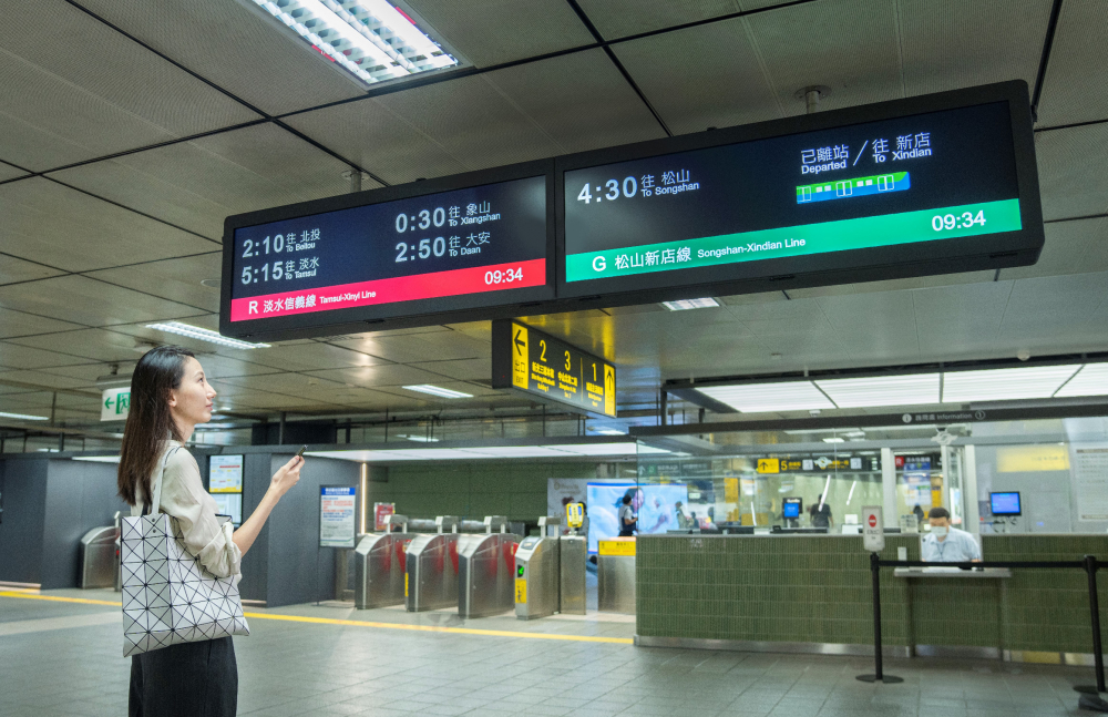 達擎TARTAN顯示器的特殊長條型比例非常適合空間與高度有限的大眾運輸場域應用，具備工業等級高品質、高亮度、高解析與高色彩飽和度等優勢，打造都會智能車站新風貌。