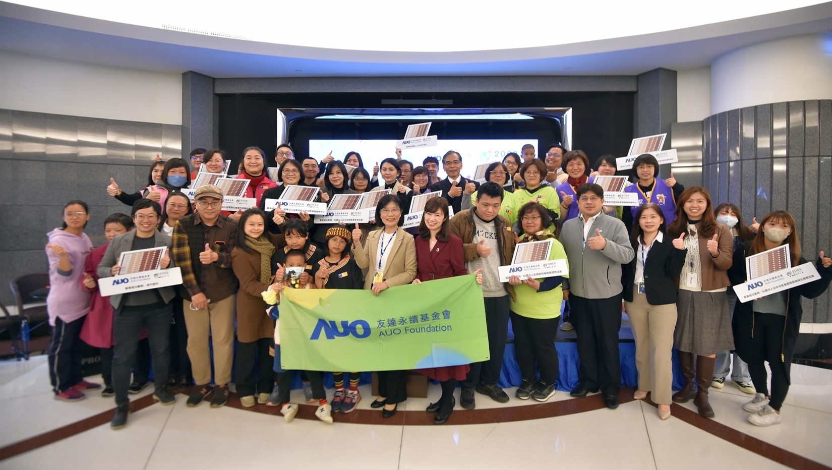 88BIFA圓夢基金接軌綠能公益，由88BIFA永續基金會執行長古秀華致贈太陽能板予16家社福機構
