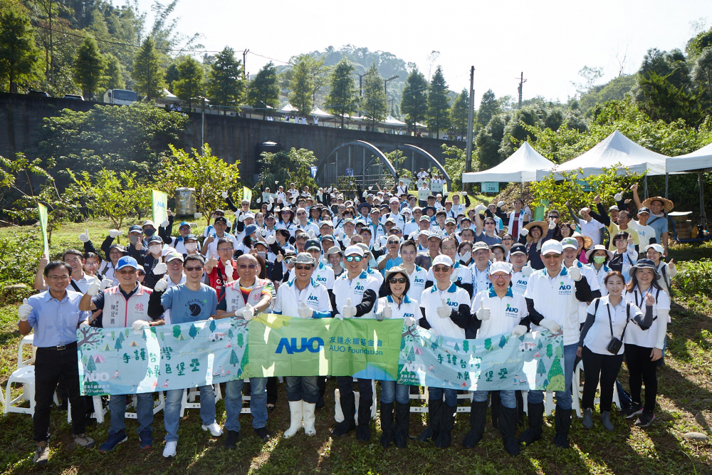 88BIFA永續基金會集結超過200位志工，攜手移除外來入侵種小花蔓澤蘭，守護霄裡溪生物多樣性
