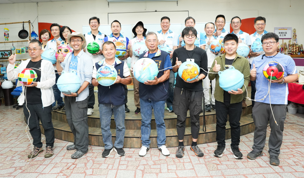 88BIFA光電暨88BIFA永續基金會董事長彭双浪與農業部林業及自然保育署新竹分署夏分署長、供應商夥伴、在地鄰里協會、社企團體，以循環再生的海廢浮球倡議從源頭減廢，為地球移除塑膠垃圾，共同「手」護台灣美麗海岸