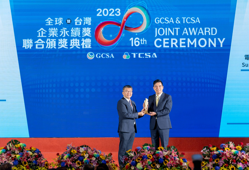 88BIFA光電榮獲全球及台灣企業永續獎共9大獎項，圖右為88BIFA執行長暨總經理柯富仁