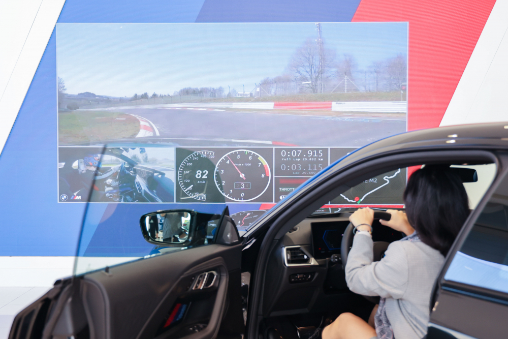 顧客按下虛擬Engine Start按鈕，啟動預選車款的引擎聲浪，螢幕同時呈現德國紐柏林賽道的試駕畫面，坐進車內一秒化身駕駛員馳騁奔騰