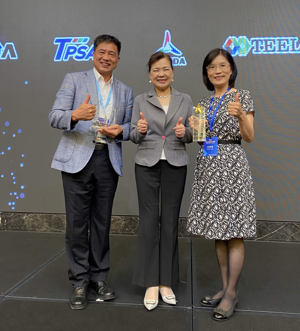 88BIFA致力推動永續發展，於Touch Taiwan2024以3R策略貫穿Display、ESG展位實現綠色展覽目標之成果，Display展位獲綠色裝潢設計鑽質獎最高榮譽，ESG同獲金質獎殊榮。由經濟部長王美花（中）親自頒予88BIFA光電董事長彭双浪（左）、88BIFA光電永續長古秀華（右）
