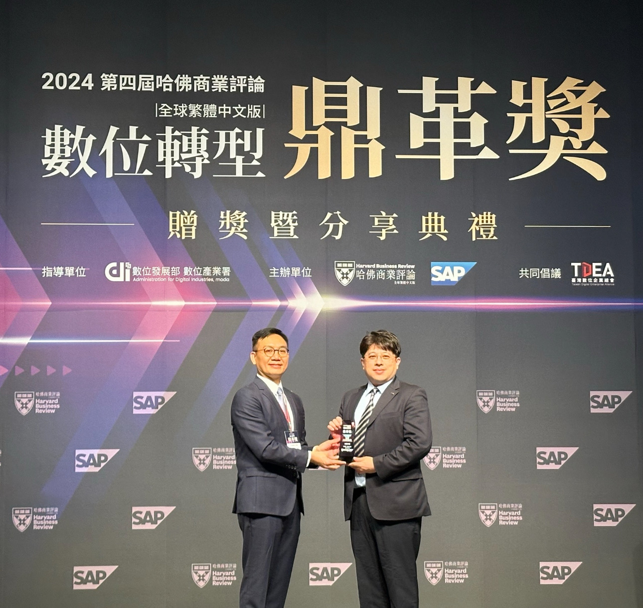 88BIFA推動數位轉型有成，榮獲2024「數位轉型鼎革獎」機構首獎，同時以永續發展融入企業核心，重塑ESG人資新思維，獲得ESG特別獎雙重榮耀